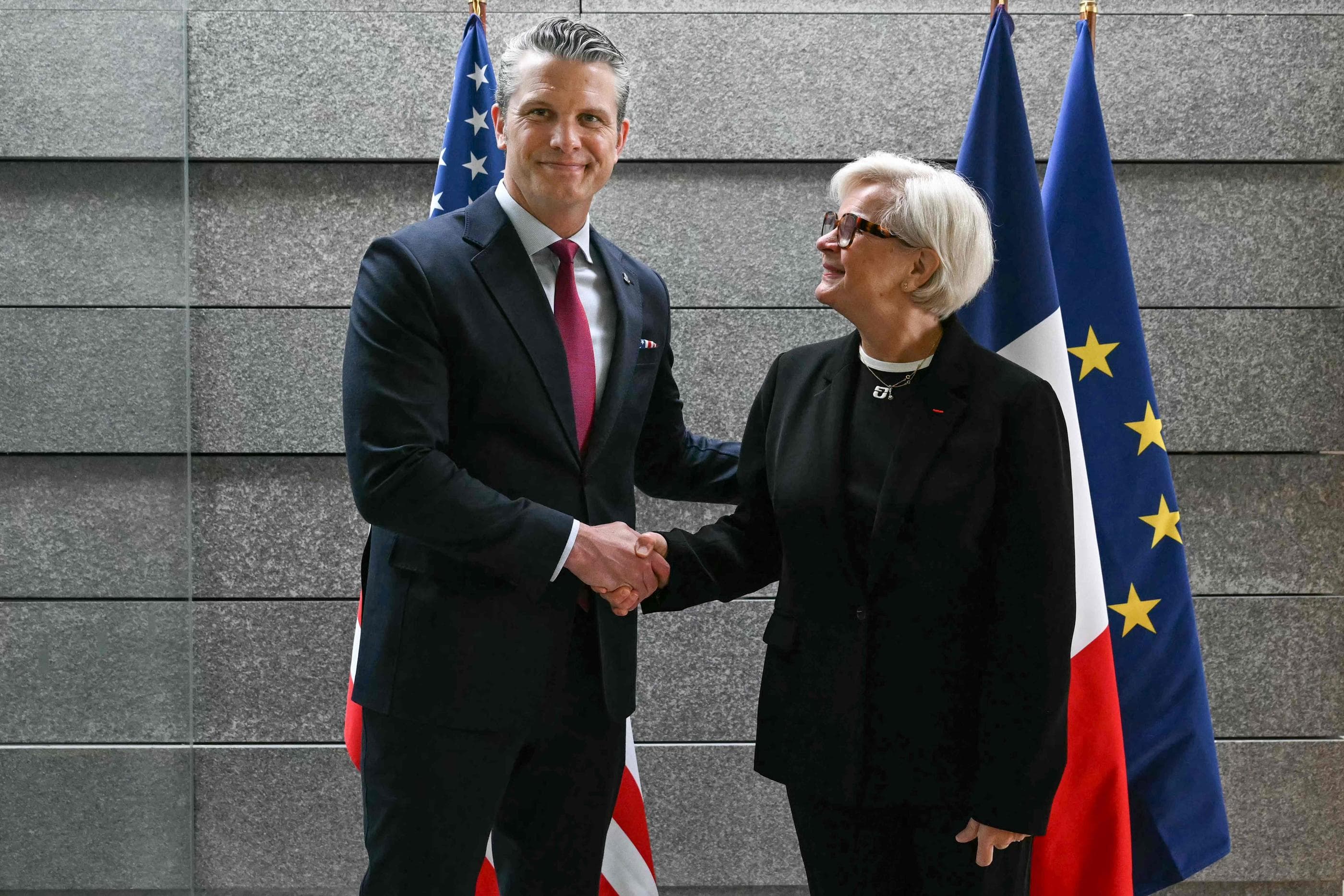 Faut-il condamner publiquement l'analogie entre le Débarquement et l'immigration faite par Pete Hegseth ?
