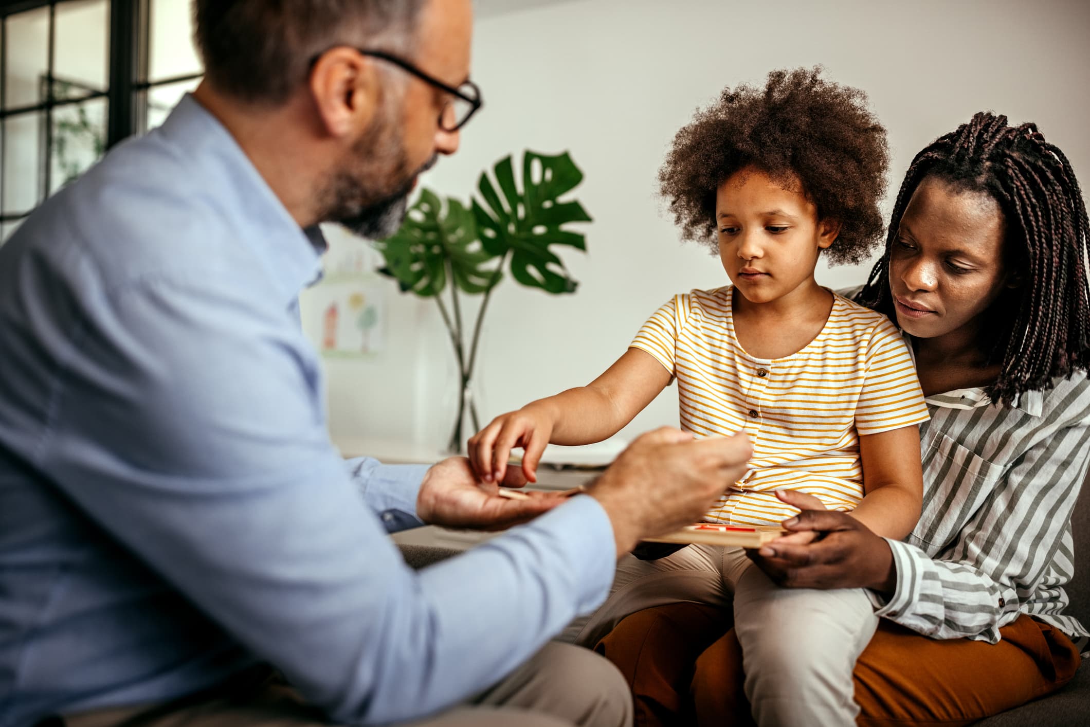 Faut-il pénaliser plus sévèrement les pseudo-thérapeutes ciblant les familles d'enfants neuroatypiques ?